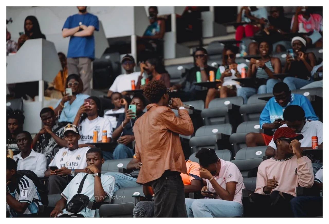Des spectateurs suivent le match depuis les gradins.